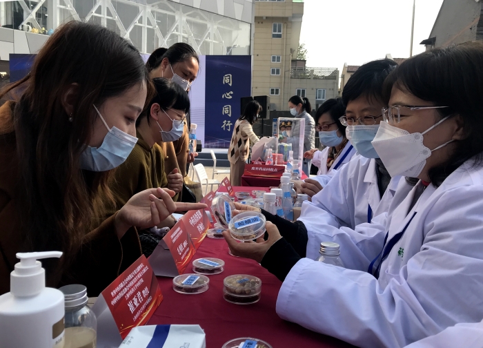 圖為安全用藥月公益服務(wù)活動現(xiàn)場。