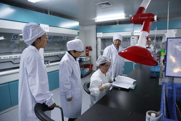 圖1為吉林省藥監(jiān)局幫扶指導(dǎo)企業(yè)建立完善質(zhì)量管理體系。（葉陽歡攝）