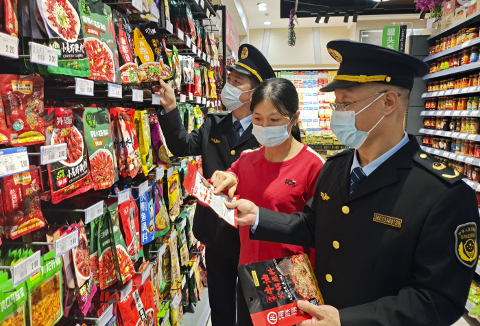 圖為11月17日，該縣食品安全包保干部深入當?shù)爻虚_展現(xiàn)場檢查。