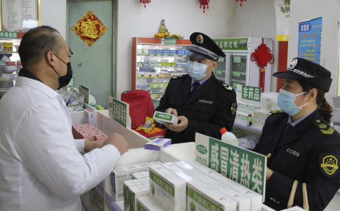 圖為該局執(zhí)法人員在一家藥店檢查“四類藥品”銷售實(shí)名制登記情況。