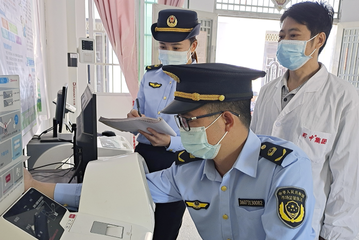 圖為11月21日，該局執(zhí)法人員在一家鄉(xiāng)鎮(zhèn)村衛(wèi)生服務(wù)中心檢查血壓計(jì)。