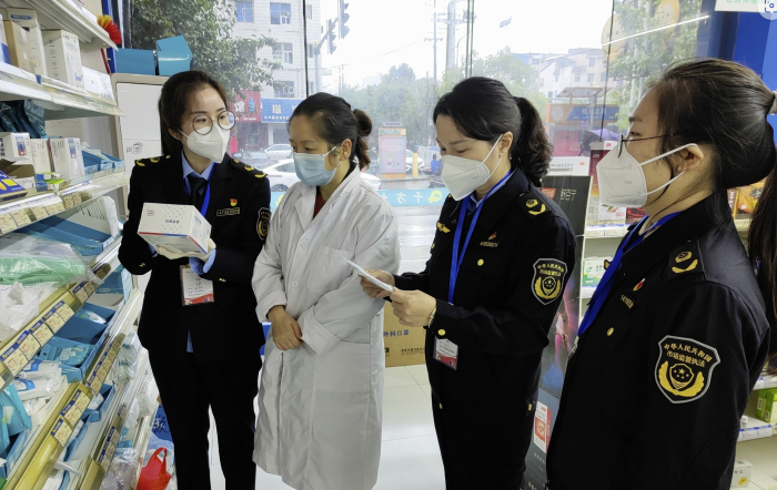 圖為11月22日，該局執(zhí)法人員在一家零售藥店檢查醫(yī)用手套。