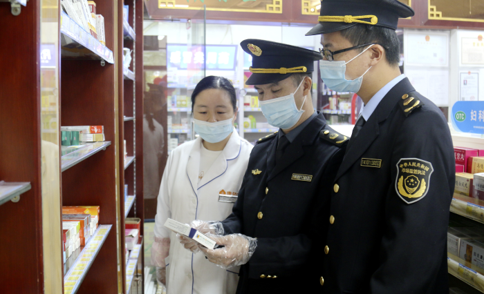 圖為該局執(zhí)法人員在一家藥店檢查疫情防控藥品。