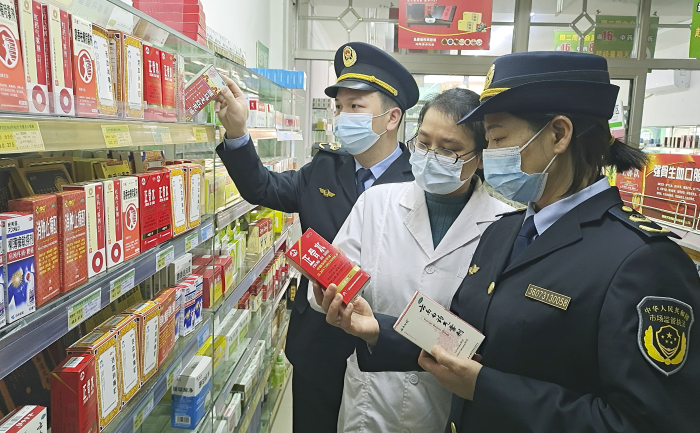 圖為11月23日，該局執(zhí)法人員在一藥店檢查。