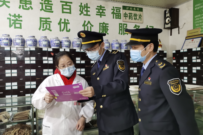 圖為11月28日，泰和縣市場監(jiān)管局沙村分局工作人員在一家藥店開展宣傳活動。
