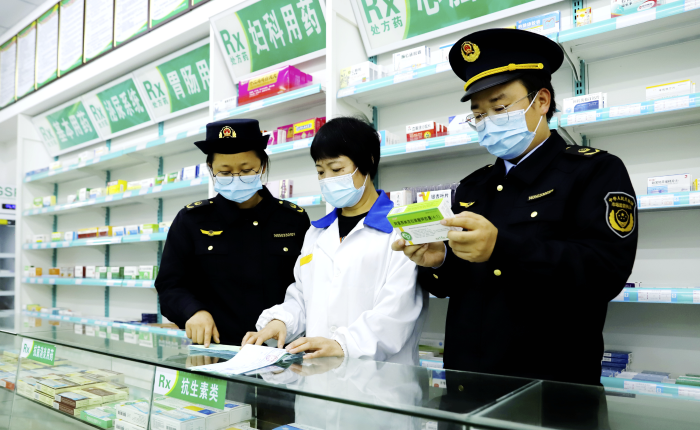 圖為11月29日，該局執(zhí)法人員在一家藥店檢查藥品的進(jìn)貨查驗記錄。