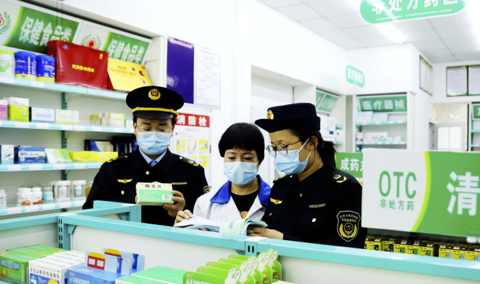 圖為12月1日，該局執(zhí)法人員在一家藥店檢查銷售“四類藥品”實(shí)名登記情況。