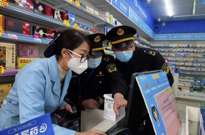 圖為該局執(zhí)法人員在一家藥店檢查“四類藥品”登記情況。