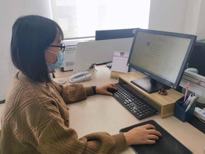 圖為電子證明下發(fā)后，企業(yè)人員下載查看證明。