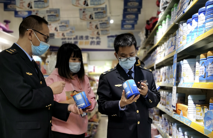 圖為該局焦石鎮(zhèn)市場監(jiān)管所執(zhí)法人員在一家母嬰食品專項(xiàng)店檢查食品保質(zhì)期。