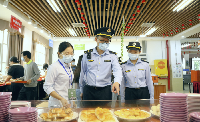 圖為南寧市市場監(jiān)管部門工作人員對大學(xué)自助餐廳菜品進(jìn)行現(xiàn)場檢查。