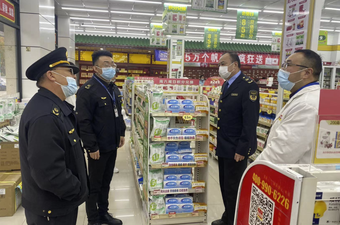 圖為滁州市市場(chǎng)監(jiān)管局執(zhí)法人員在一家藥店檢查防疫藥品供應(yīng)情況。