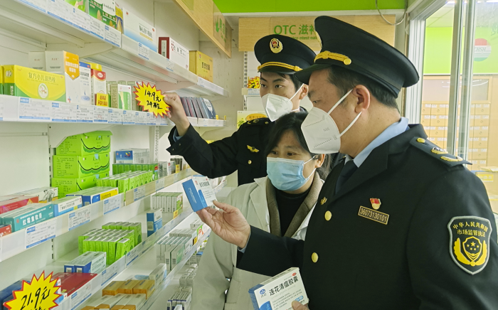 圖為12月12日，該局執(zhí)法人員在一家藥品零售企業(yè)檢查藥品。