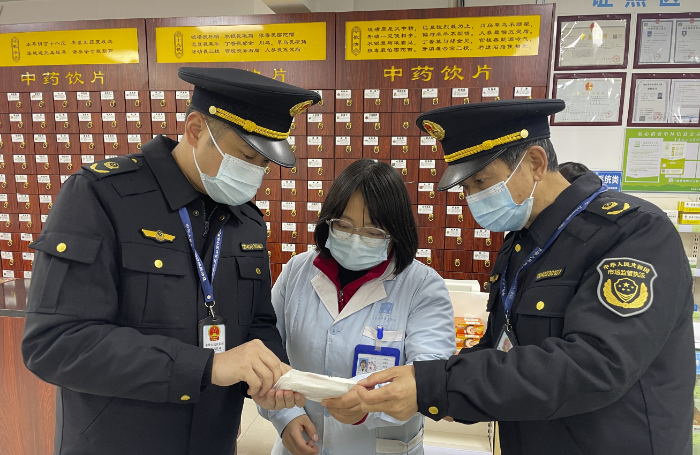 圖為該局執(zhí)法人員在一家零售藥店檢查醫(yī)用口罩。