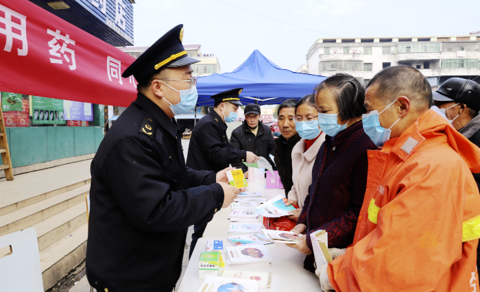 圖為12月13日，該局工作人員在羅坊鎮(zhèn)集鎮(zhèn)向群眾講解安全用藥知識(shí)。