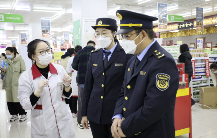 圖為第四分局執(zhí)法人員在一家藥店檢查疫情防控藥品。