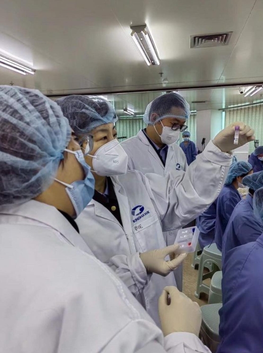 圖：北京市藥監(jiān)人員在抗原試劑企業(yè)進行檢查。