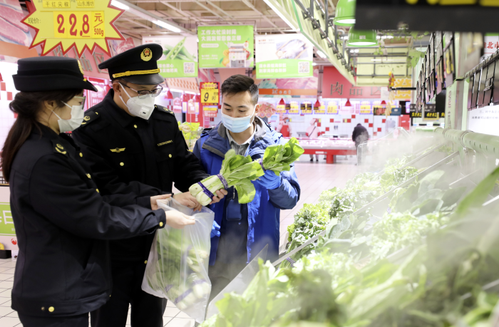 圖為該局工作人員在一家商場(chǎng)利用快檢設(shè)備對(duì)食品樣品進(jìn)行現(xiàn)場(chǎng)檢測(cè)。