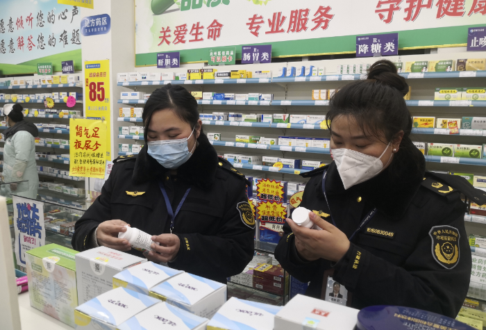圖為12月15日，該局執(zhí)法人員在藥店對藥品價格進行檢查。