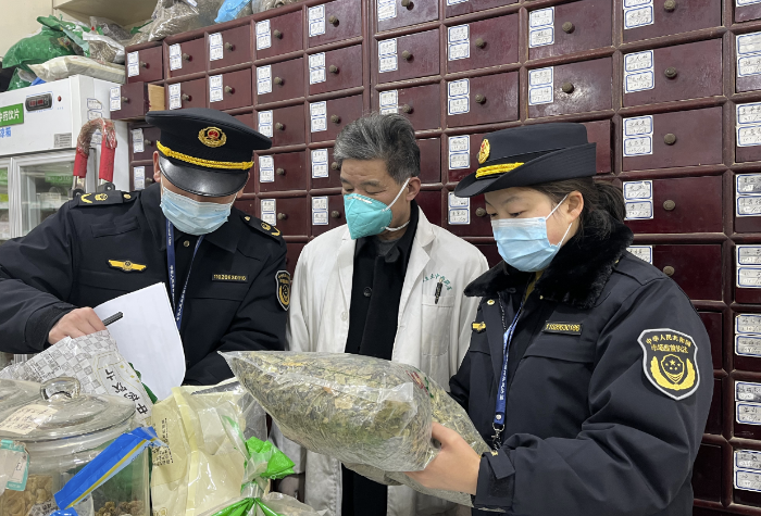 圖為執(zhí)法人員對廣藿香、黃芪、甘草、防風(fēng)等防治新冠方劑相關(guān)的中藥品種開展檢查。