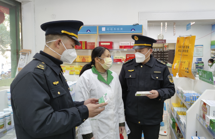 圖為12月19日，該局執(zhí)法人員在一家零售藥店檢查藥品銷(xiāo)售價(jià)格情況。