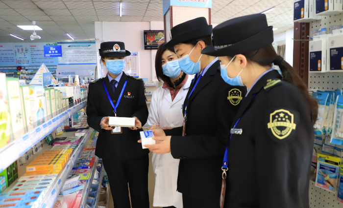 圖為該局執(zhí)法人員在一家藥店檢查藥品價(jià)格。