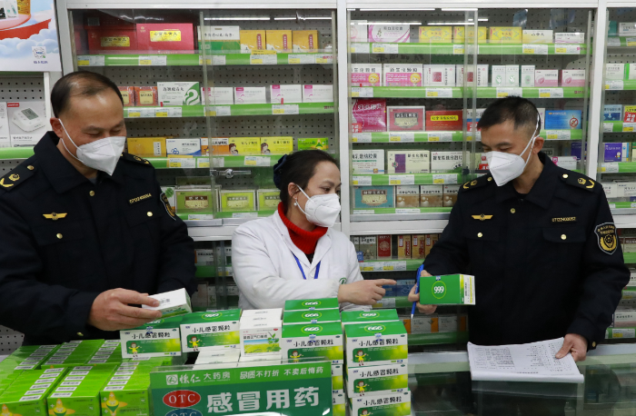 圖為該局執(zhí)法人員在一家藥店檢查涉疫藥品。