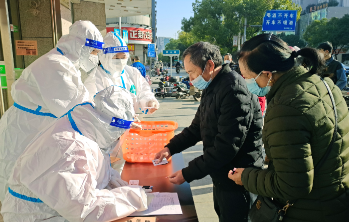 圖為12月22日，在江西省于都縣多家藥店工作人員正在免費(fèi)發(fā)放藥品。