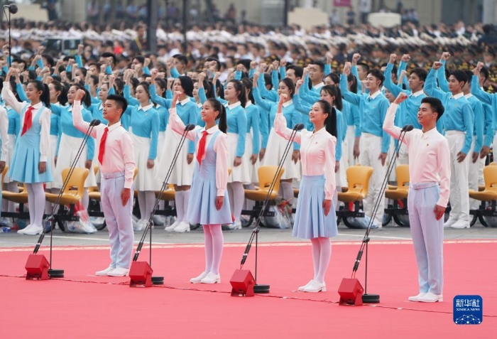 2021年7月1日上午，慶祝中國(guó)共產(chǎn)黨成立100周年大會(huì)在北京天安門廣場(chǎng)隆重舉行。這是共青團(tuán)員和少先隊(duì)員代表集體致獻(xiàn)詞。新華社記者 陳曄華 攝