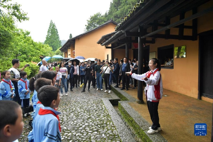 2021年5月11日，在江西省井岡山茨坪毛澤東同志舊居，“小紅軍宣講團(tuán)”的團(tuán)長(zhǎng)余梓洋給前來(lái)參觀研學(xué)的學(xué)生們進(jìn)行義務(wù)講解。新華社記者 彭昭之 攝