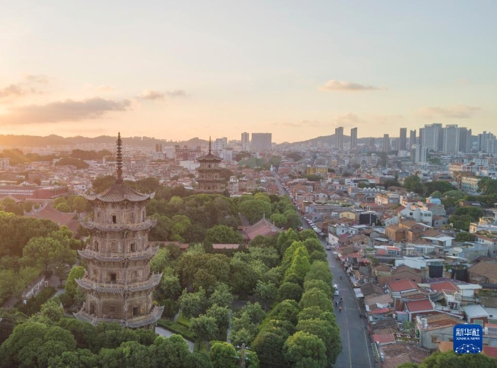 這是朝霞中的福建省泉州市開元寺東西塔及周邊古城保護(hù)核心區(qū)域（2021年7月8日攝，無(wú)人機(jī)照片）。新華社記者 宋為偉 攝