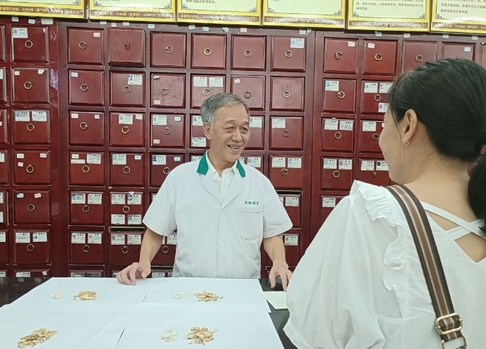 江西省-萍鄉(xiāng)市-經(jīng)開(kāi)區(qū)-江西天順大藥房醫(yī)藥連鎖有限公司-余躍群-工作照