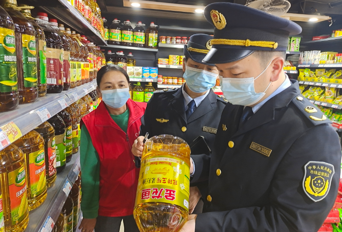 圖為1月1日，于都縣市場(chǎng)監(jiān)管局執(zhí)法人員在一家超市檢查食品安全。