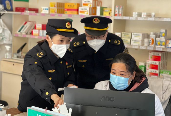 圖為縣市場監(jiān)管局執(zhí)法人員在一家藥店檢查拆零銷售專區(qū)。