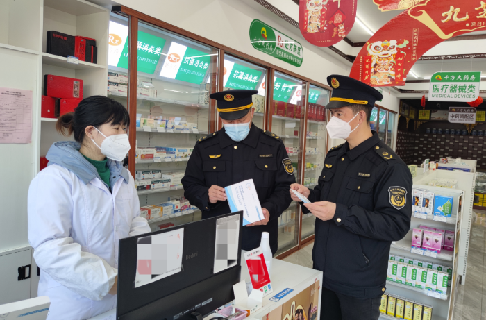 圖為該局執(zhí)法人員在一家零售藥店檢查新冠病毒抗原檢測(cè)試劑質(zhì)量。