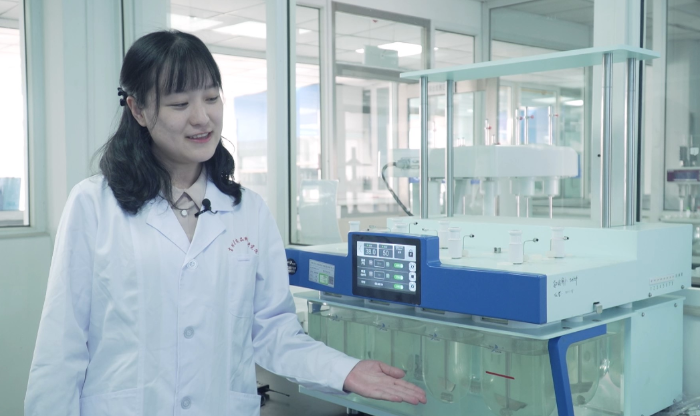 圖為吉林省省藥檢院檢驗人員介紹檢驗設(shè)備。