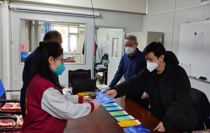 圖為四平檢查分局執(zhí)法人員進(jìn)企業(yè)發(fā)放安全用藥宣傳資料。