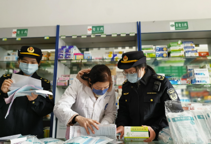 圖為1月11日，該局執(zhí)法人員在一家藥店核查防疫藥品進(jìn)貨渠道。