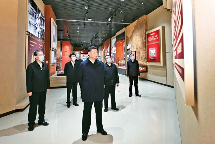 2022年10月27日，中共中央總書記、國(guó)家主席、中央軍委主席習(xí)近平帶領(lǐng)中共中央政治局常委李強(qiáng)、趙樂(lè)際、王滬寧、蔡奇、丁薛祥、李希，瞻仰延安革命紀(jì)念地。這是習(xí)近平等在延安革命紀(jì)念館，參觀《偉大歷程——中共中央在延安十三年歷史陳列》。新華社記者 燕雁/攝