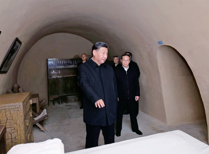 2022年10月27日，中共中央總書記、國(guó)家主席、中央軍委主席習(xí)近平帶領(lǐng)中共中央政治局常委李強(qiáng)、趙樂(lè)際、王滬寧、蔡奇、丁薛祥、李希，瞻仰延安革命紀(jì)念地。這是習(xí)近平等在楊家?guī)X參觀毛澤東舊居。新華社記者 鞠鵬/攝