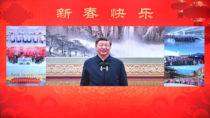 1月18日，中共中央總書(shū)記、國(guó)家主席、中央軍委主席習(xí)近平在北京通過(guò)視頻連線看望慰問(wèn)基層干部群眾，向全國(guó)各族人民致以新春的美好祝福。新華社記者 李濤 攝
