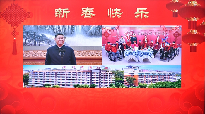 1月18日，中共中央總書(shū)記、國(guó)家主席、中央軍委主席習(xí)近平在北京通過(guò)視頻連線看望慰問(wèn)基層干部群眾，向全國(guó)各族人民致以新春的美好祝福。這是習(xí)近平通過(guò)視頻連線，同福建省福州市社會(huì)福利院的老人和護(hù)理人員親切交流。新華社記者 李濤 攝