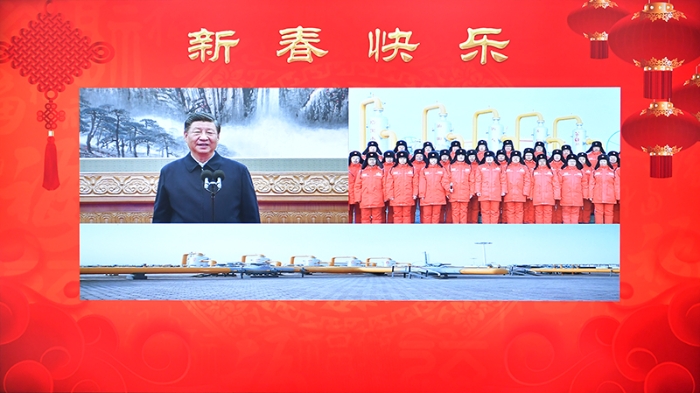 1月18日，中共中央總書(shū)記、國(guó)家主席、中央軍委主席習(xí)近平在北京通過(guò)視頻連線看望慰問(wèn)基層干部群眾，向全國(guó)各族人民致以新春的美好祝福。這是習(xí)近平通過(guò)視頻連線，同塔里木油田公司輪南油氣儲(chǔ)運(yùn)中心西氣東輸?shù)谝徽究死瘹鈪^(qū)員工親切交流。新華社記者 李濤 攝