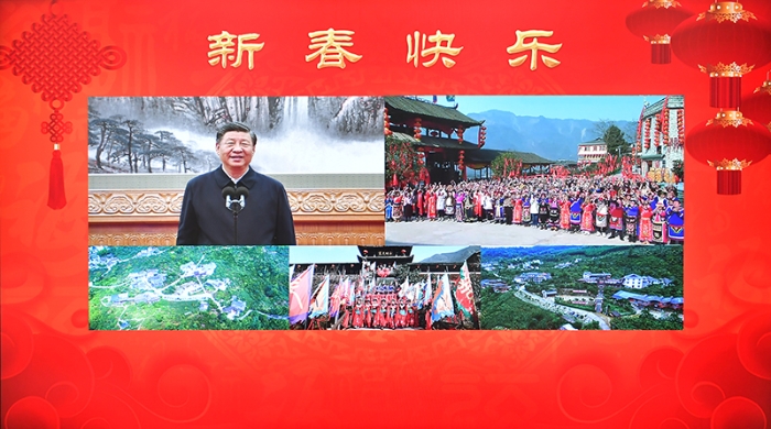 1月18日，中共中央總書(shū)記、國(guó)家主席、中央軍委主席習(xí)近平在北京通過(guò)視頻連線看望慰問(wèn)基層干部群眾，向全國(guó)各族人民致以新春的美好祝福。這是習(xí)近平通過(guò)視頻連線，同四川省綿陽(yáng)市北川羌族自治縣石椅村的鄉(xiāng)親們和游客親切交流。新華社記者 李濤 攝