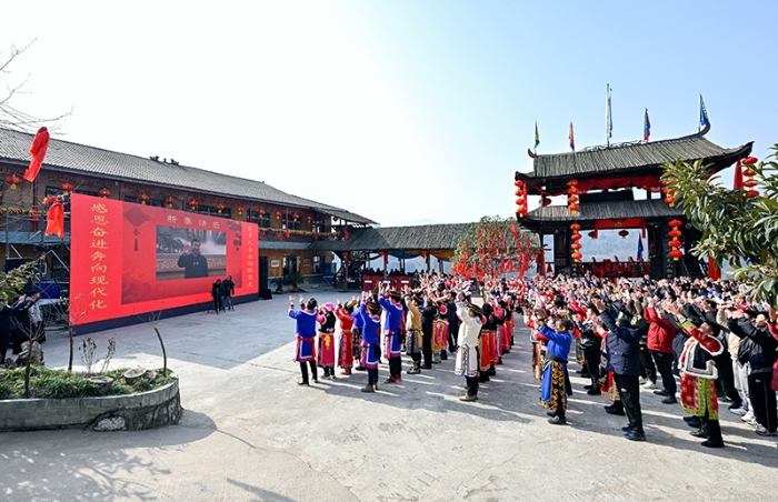 1月18日，中共中央總書(shū)記、國(guó)家主席、中央軍委主席習(xí)近平在北京通過(guò)視頻連線看望慰問(wèn)基層干部群眾，向全國(guó)各族人民致以新春的美好祝福。這是習(xí)近平通過(guò)視頻連線，同四川省綿陽(yáng)市北川羌族自治縣石椅村的鄉(xiāng)親們和游客親切交流。新華社記者 殷博古 攝