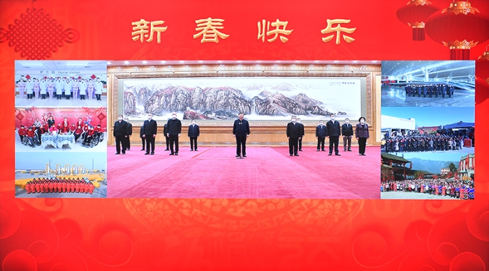1月18日，中共中央總書(shū)記、國(guó)家主席、中央軍委主席習(xí)近平在北京通過(guò)視頻連線看望慰問(wèn)基層干部群眾，向全國(guó)各族人民致以新春的美好祝福。李強(qiáng)、蔡奇、丁薛祥等陪同看望慰問(wèn)。新華社記者 李濤 攝