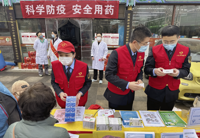 圖為第二分局志愿者向群眾普及合理用藥知識。