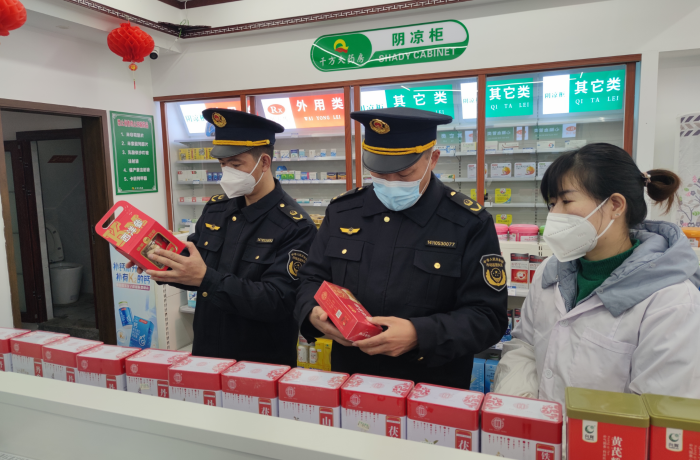 圖為該局執(zhí)法人員在一家零售藥店檢查西洋參質(zhì)量。