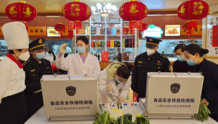 圖為1月16日，該局執(zhí)法人員在一家超市對(duì)食品進(jìn)行快速檢測(cè)。