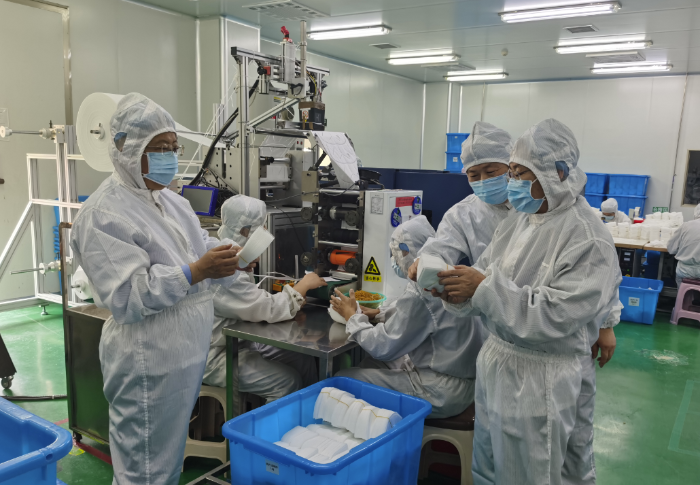 圖為第五分局執(zhí)法人員在一家企業(yè)檢查藥品生產(chǎn)情況。